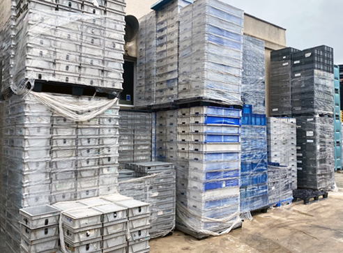 Los contenedores, palets, cajas, o envases industriales usados sirven para lo mismo que los contenedore nuevos, pero con hasta un 80% menos de valor.  Además de las ventajas de costes el simple gesto de comprar usado, reduce nuestra huella de carbono y la generación de residuos enormemente.  Las ventajas son incontestables, pero los compradores tienen que entender que usado no es nuevo, por lo que necesitan ser algo mas flexibles en sus condiciones. 